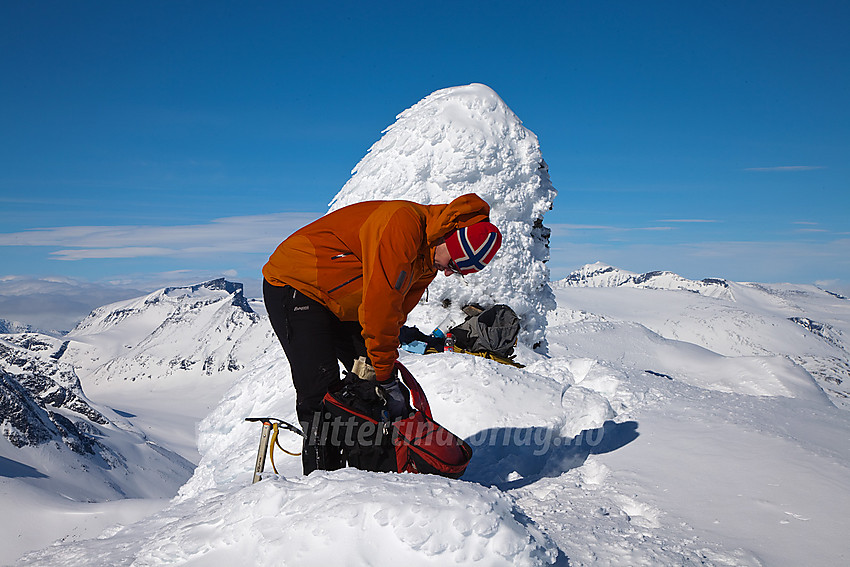 På toppen av Semeltinden (2236 moh).