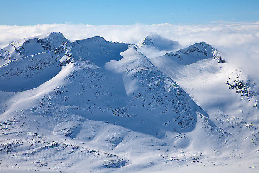 Utsikt fra Semeltinden med Skarddalseggje (2159 moh) og Skarddalstinden (2100 moh) i forgrunnen.