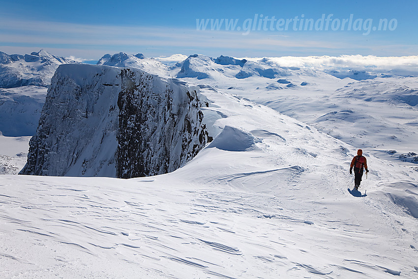 På vei fra Semeltinden ut mot Sørtoppen (2178 moh). Gjendealpene i bakgrunnen.