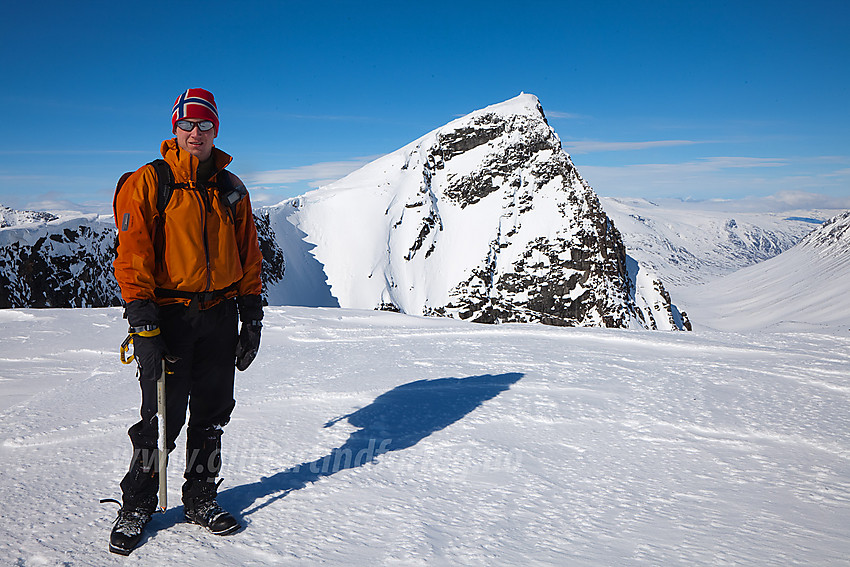 På Semeltindens Sørtopp med Stortoppen (2236 moh) bakenfor. Bak til høyre ses Urdadalen som forløper over i Visdalen.