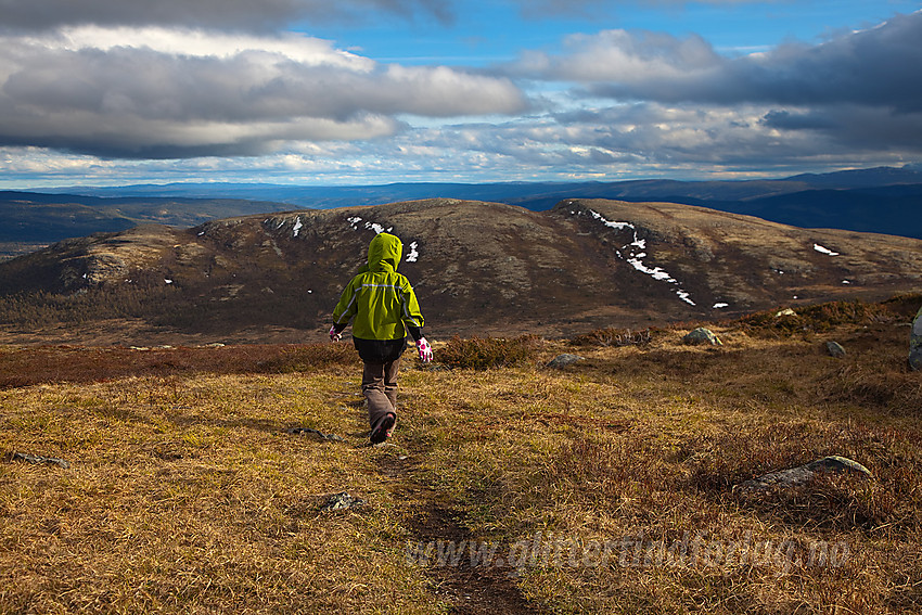 På vei ned fra Kjølafjellet med Gravfjellet i bakgrunnen.