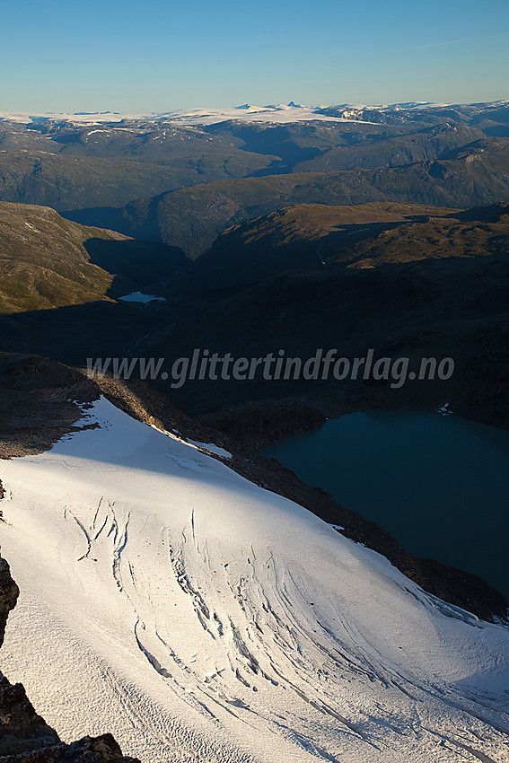 På vestryggen mot Austanbotntindane med Jostedalsbreen i det fjerne. Litt av Berdalsbreen nede til høyre.