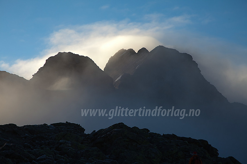 På vei opp vestryggen mot Austanbotntinden med silhuetten av Vestre (2100 moh) og Store (2204 moh) der oppe.