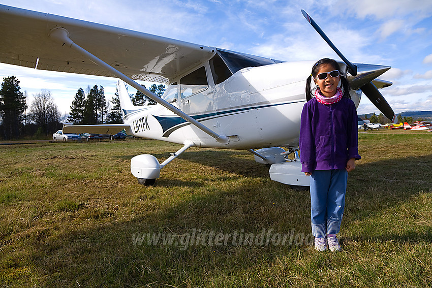 Ved flyet, klare for avgang i retning Jotunheimen. Linn Therese skal ut på sin første flytur i småfly.