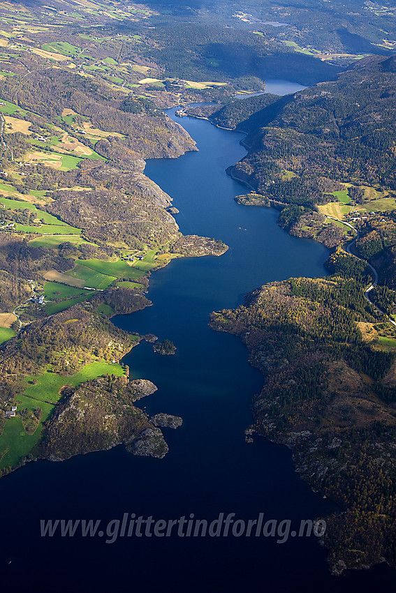 Vi passerer østenden av Vangsmjøse med Leirholssundet og Halsane. 