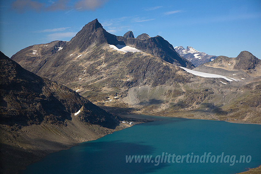 På tur innover mot Koldedalsvatnet med Falketind (2067 moh) sentralt i bildet.