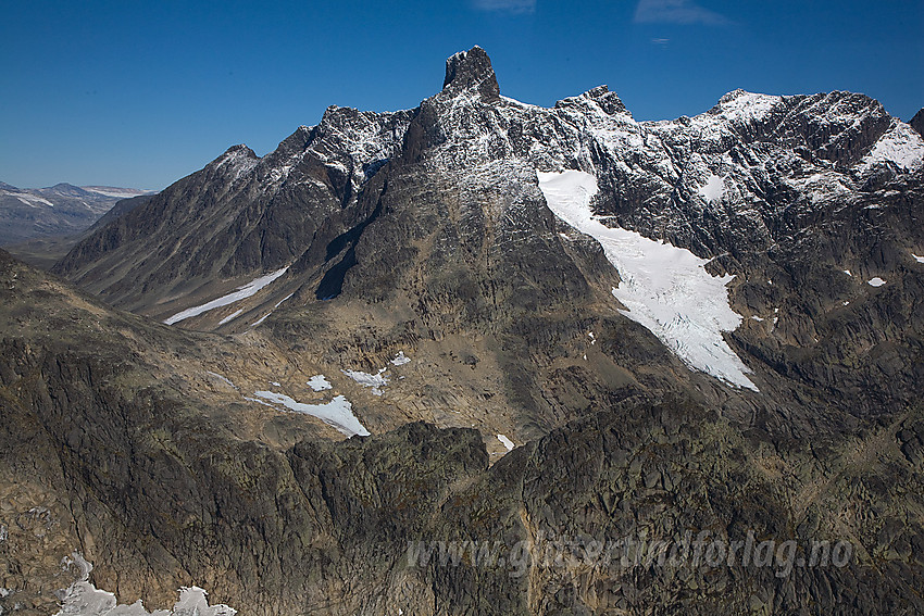 I lufta over Stølsmaradalsbreen med Storen (2405 moh) sentralt i bakgrunnen.