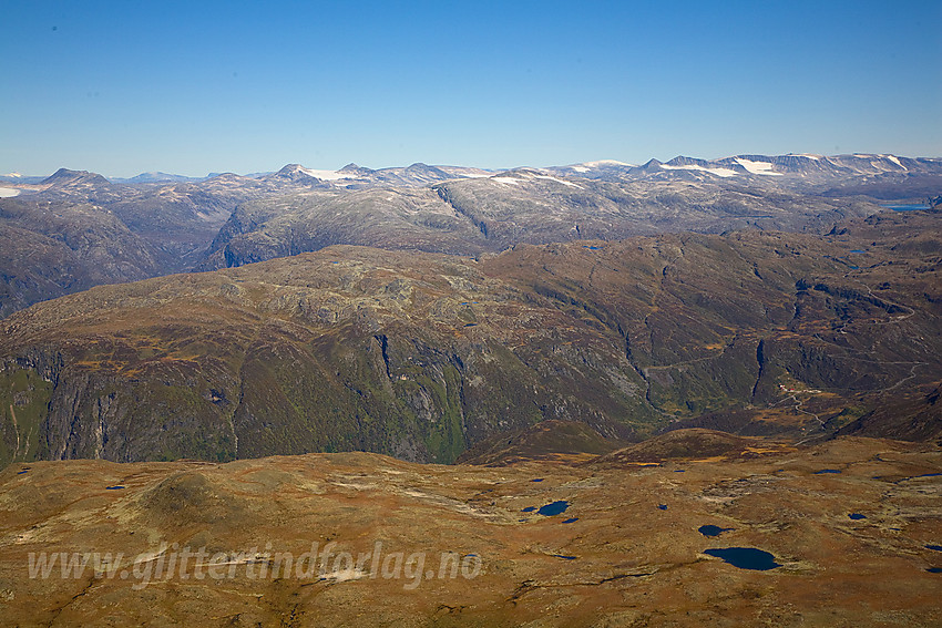 Over Berdalsfjellet med Nosafjellet bak og Breheimen med Holåtinder og Hestbrepigger i det fjerne. Til høyre i bildet kan man ense Turtagrø om man ser etter.