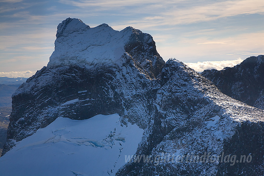 Mot Store Austanbontinden (2204 moh). Legg merke til folkene som står på Vestre (2100 moh) til høyre i bildet.