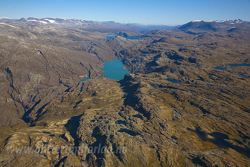 Vi flyr over Gjesingefjellet og ser utover Sognefjellet i bakgrunnen.