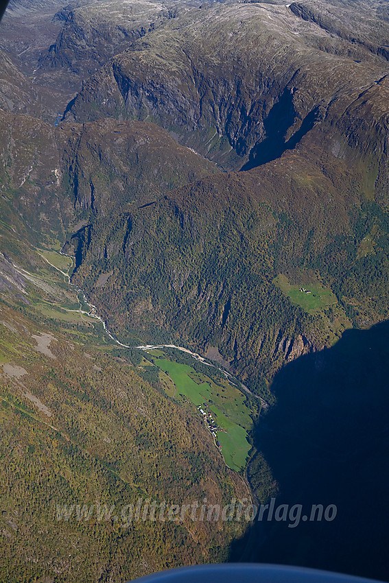 På vei ut over Fortundalen. Plutselig blir det veldig langt ned.