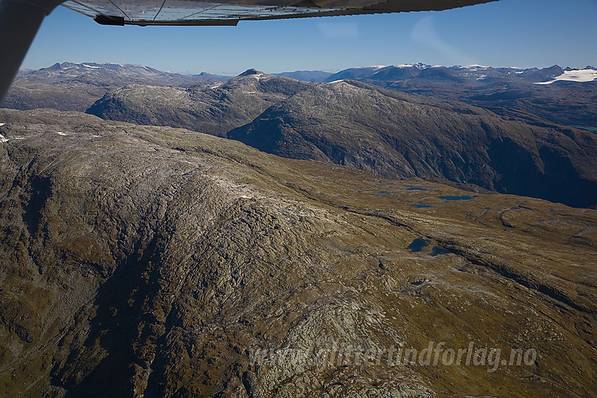 Vi flyr over Fortundalen med Liabrekulen (1910 moh) sentralt i bakgrunnen.