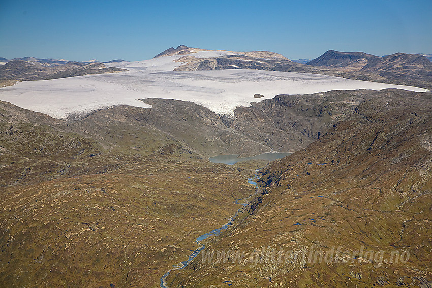 Harbardsbreen med Leirvatnet i forgrunnen. Tverrådalskyrkja i bakgrunnen. Tundradalskyrkja ses bak til høyre.