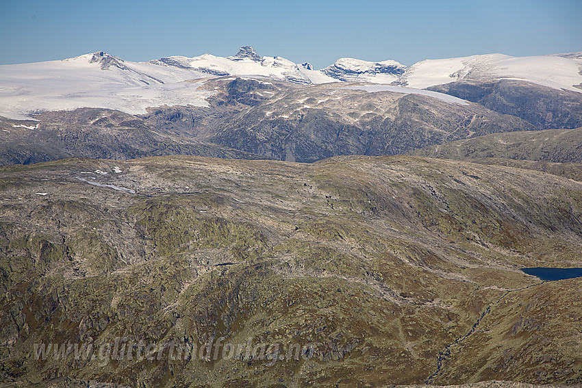 På vei innover mot Jostedalsbreen med Brenibba til venstre og Lodalskåpa i midten.