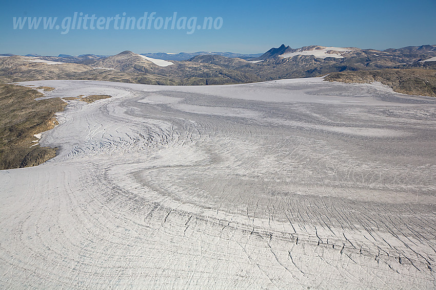 Spørteggbreen i forgrunnen. Bak litt til høyre ses Tverrådalskyrkja (2088 moh).