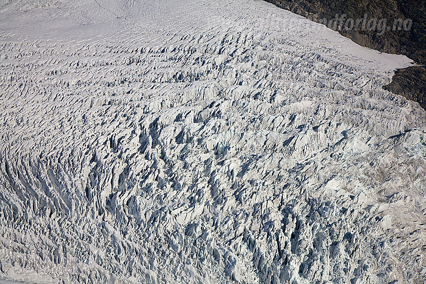 Detaljer fra øvre del av Nigardsbreen der den brekker av fra breplatået.