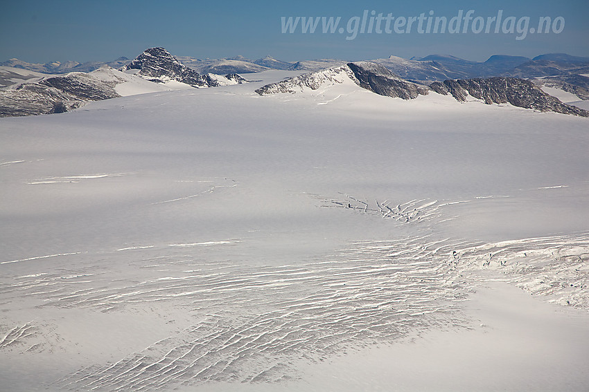 Rett over innsiget mot Nigardsbreen med utsikt innover i retning Lodalskåpa og Brenibba.