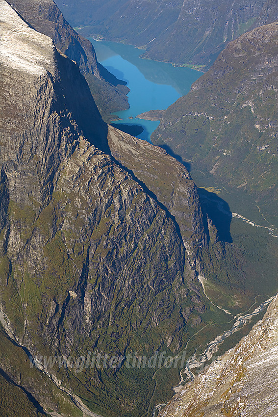 Høyt over Kjenndalen med Lovatnet i bakgrunnen.