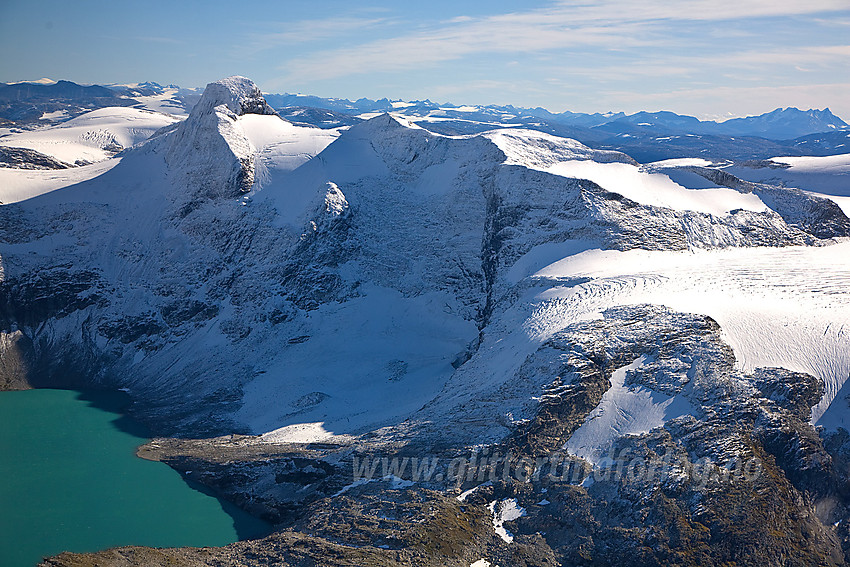 Lodalskåpa (2083 moh) og Veslekåpa. Bohrsbreen foran til høyre. Kåpevatnet foran til venstre og Jotunheimen i det fjerne.