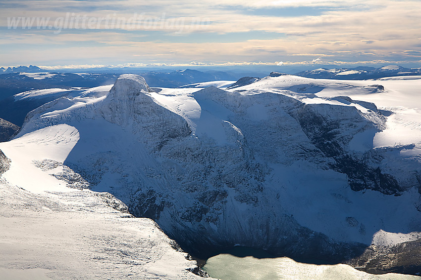 Lodalskåpa (2083 moh) og Veslekåpa. Kåpevatnet i forgrunnen og Brenibba (2017 moh) i bakgrunnen.