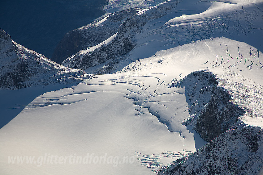 Mot foten av Tverrfjellet ved Strupbreen.