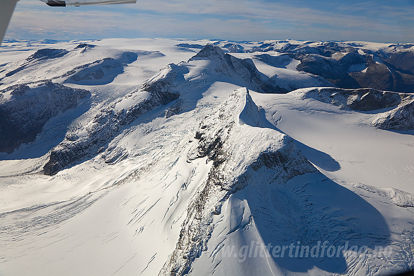 Mektig landskap som ikke står mye tilbake for det flotteste i alpene. Tverrfjellet (1888 moh) i forgrunnen med Lodalskåpa bak. Brenibba lenger bak til venstre.