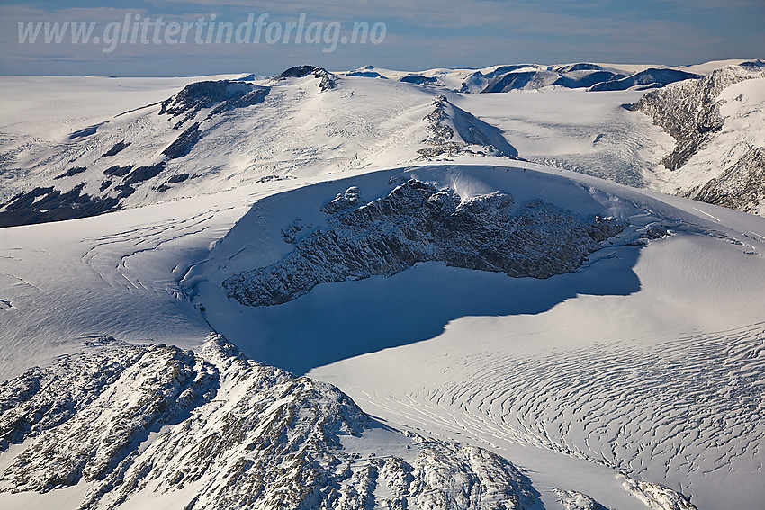 Raudskarvfjellet (vel 1900 moh) og Brenibba (2017 moh) bakenfor.