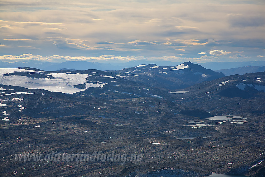 Sør-sørvestover mot Vangsen (1757 moh). Til venstre ses litt av Spørteggbreen.