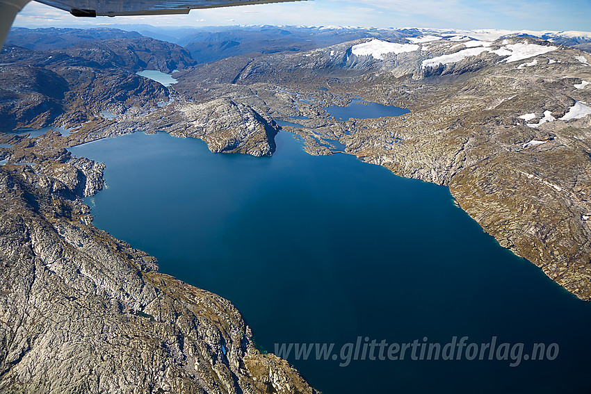 Over Sognefjelelt og Storevatnet med Liabrekulen bak til høyre.