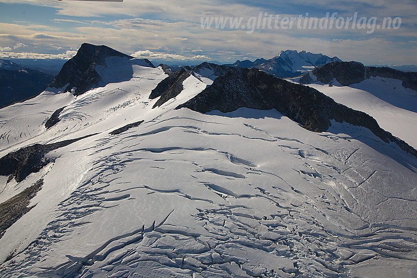 Vi har passert Sandelvbreen og ser mot de sørlige Smørstabbtindane og Gravdalstinden.