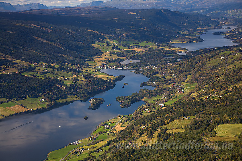 Mot Strandefjorden, Røn og Slidrefjorden.