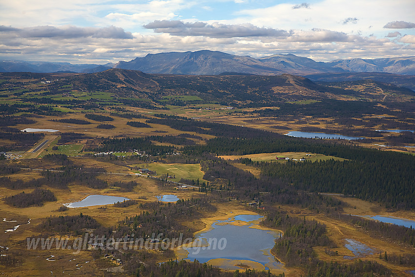 Mot Klanten på Golsfjellet. Storefjell og Skogshorn bak.