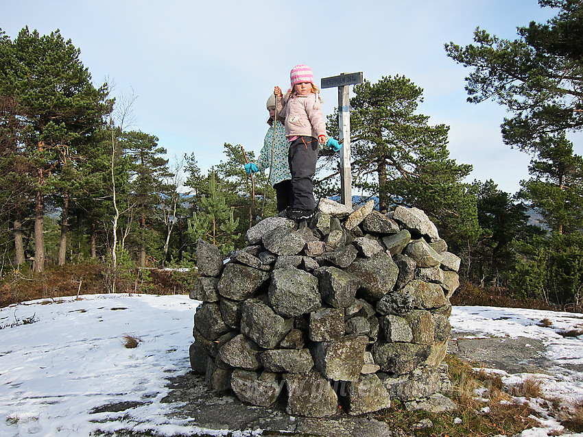 Barn på toppen av Fjerdingen, kommunetopp i Porsgrunn.