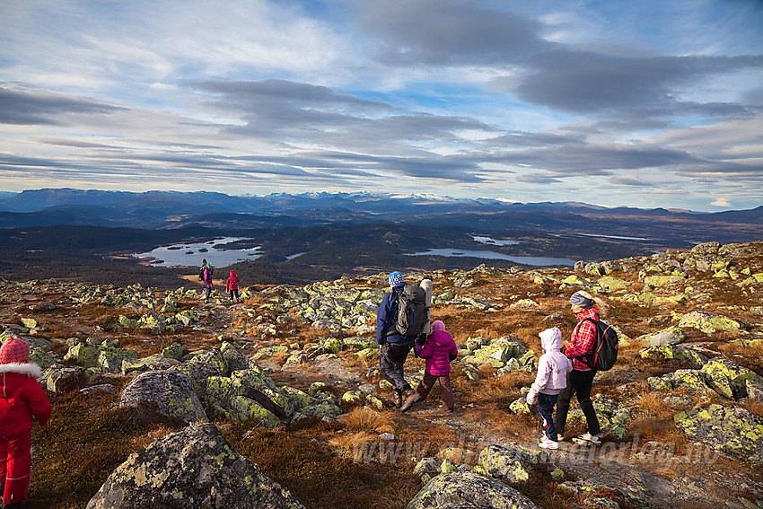 På vei ned fra Rundemellen med utsikt i retning Jotunheimen.