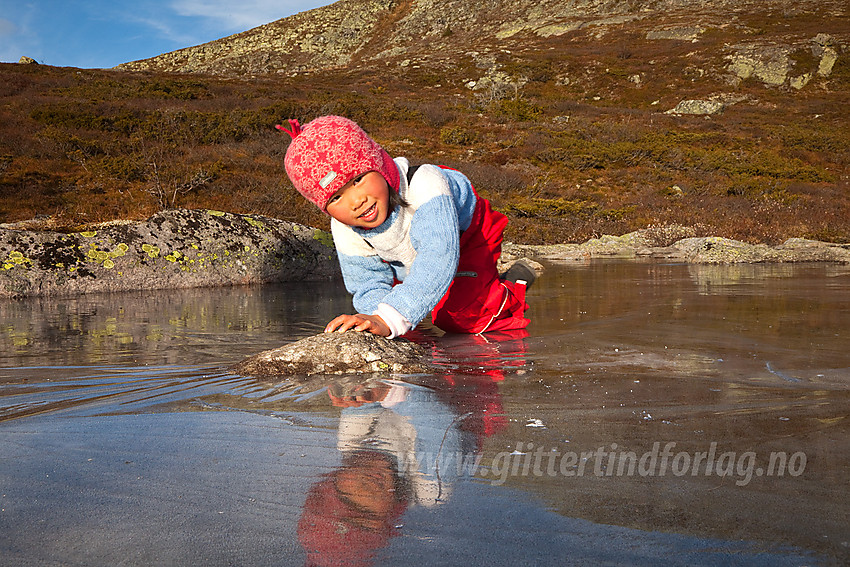 Lek på islagt damm ved foten av Rundemellen.