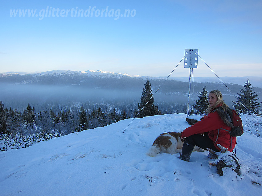 På toppen av Kollhaugen (1034 moh) i Etnedal med Synnfjellet i bakgrunnen.