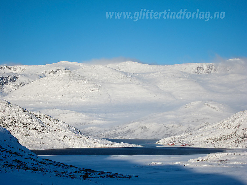 På tur til Sandhaugen med utsikt i retning Bygdissundet med Rasletind/Kalvehøgde i bakgrunnen.