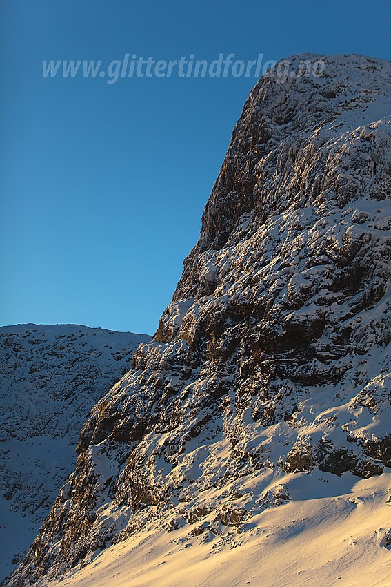 I skaret vest for Grindane mot sørøstveggen på toppen vest for skaret (1564 moh).