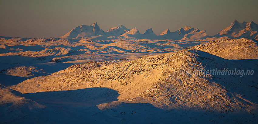 Utsikt fra toppen vest for Grindane mot Hurrungane. I forgrunnen til høyre ses litt av Bergsfjellet.