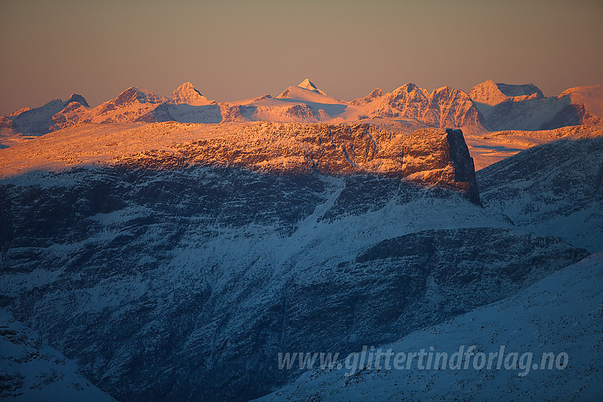 Med telelinse fra Grindane Vest i retning Skutshorn (1630 moh) og videre inn i Gjendealpene.