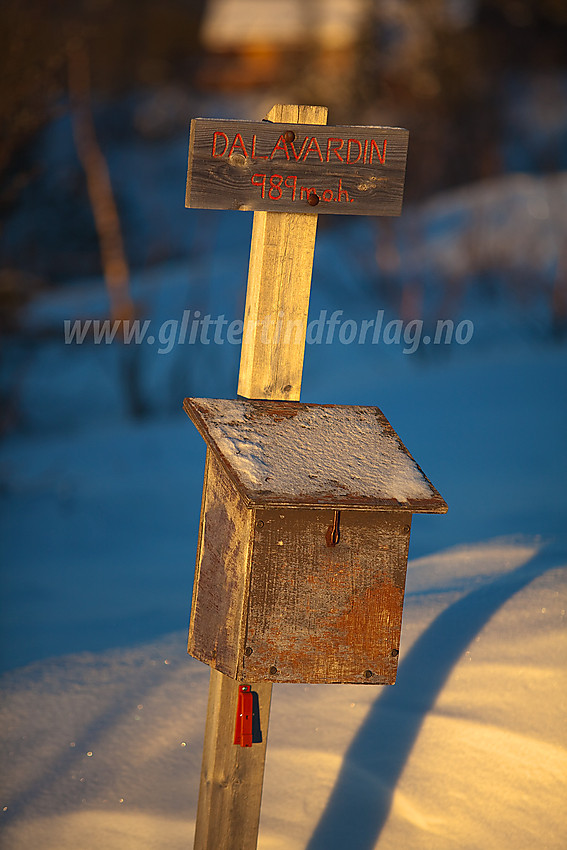 Postkassa på toppen av Dalavardin i Etnedal.