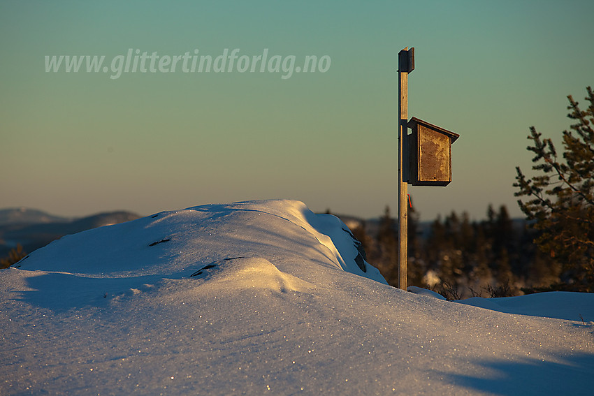 Mykt vinterlys over postkassa på Dalavardin (989 moh) i Etnedal.