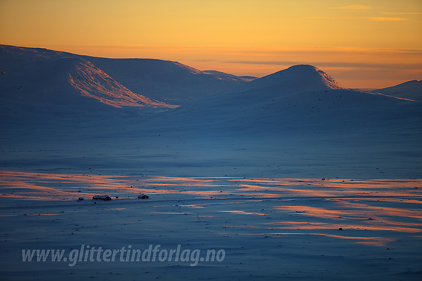 På vei opp Raslet en nydelig desembermorgen. Ute på Flya ses vandrerhjemmet og bak litt til høyre for midten ruver Søre Gluptinden.