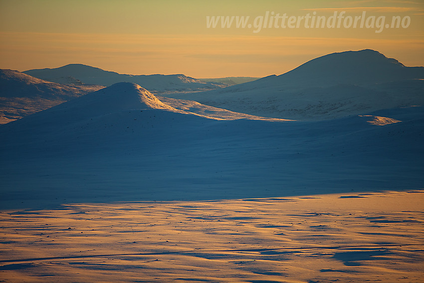 Med telelinse fra Raslet over Valdresflye mot Søre Gluptinden. Bak til høyre ses Skaget (1686 moh).