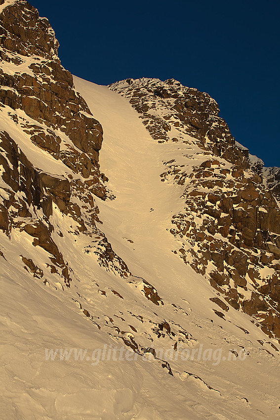 Snørenne opp fra 1798-vannet på Raslet mot Rasletinden.