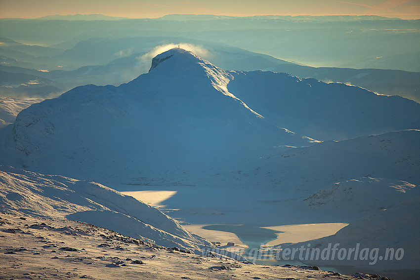 Utsikt fra Raslet mot Bygdissundet med Bitihorn ruvende bakenfor.