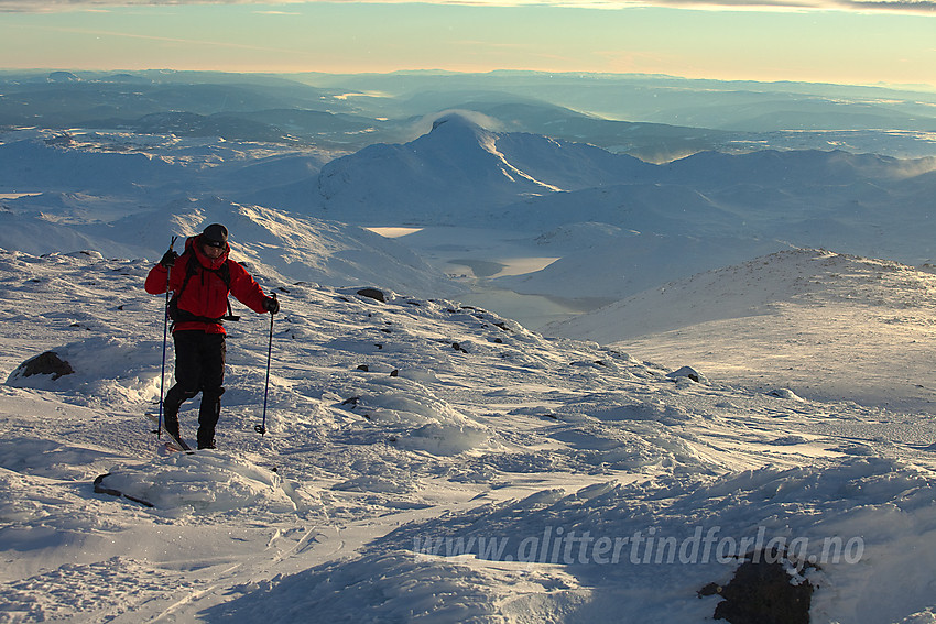 Skiløper på tur opp til Kalvehøgde Ø2. Bitihorn i bakgrunnen.