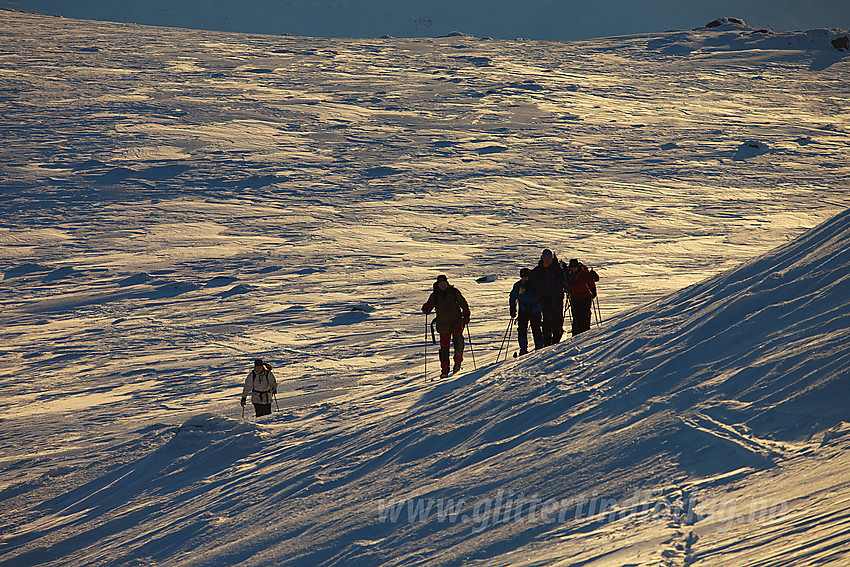 Skiløpere på vei opp de siste bakkene mot Mugna under en fellestur i regi av Valdres Tur- og Fjellsportlag.