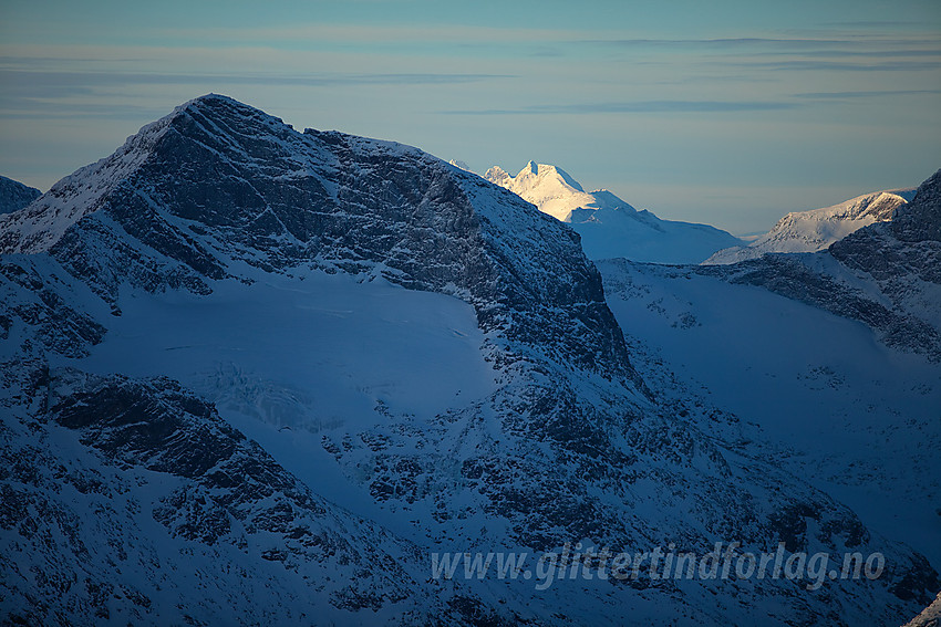 Fra Mugna mot Mesmogtinden (2264 moh). Hurrungane i sol i bakgrunnen.