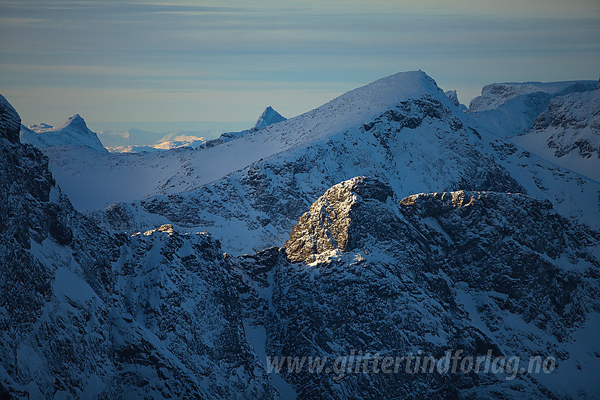 Med telelinse fra Mugna mot Leirungskampen (2079 moh) med Kvitskardtinden (2193 moh) bakenfor.